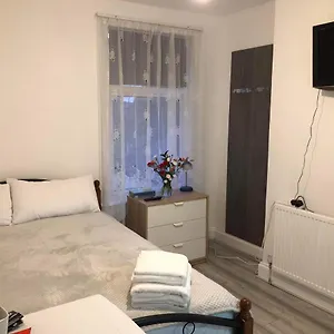Homestay En Double, London